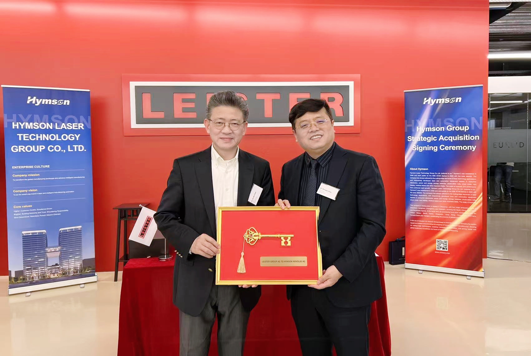 2、陈博、赵董钥匙交接 (1).jpg