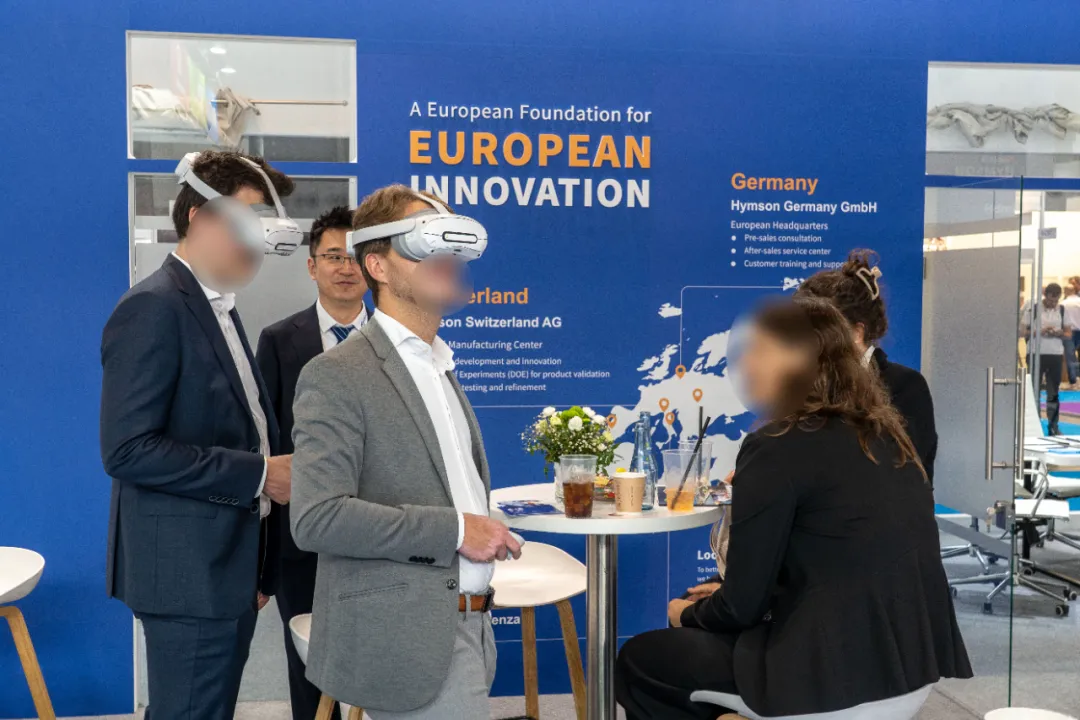 鼎点平台还创新打造了VR智造工厂漫游系统，让参观者沉浸式体验高速激光模切机、叠片电池装配线等设备的性能参数和应用场景